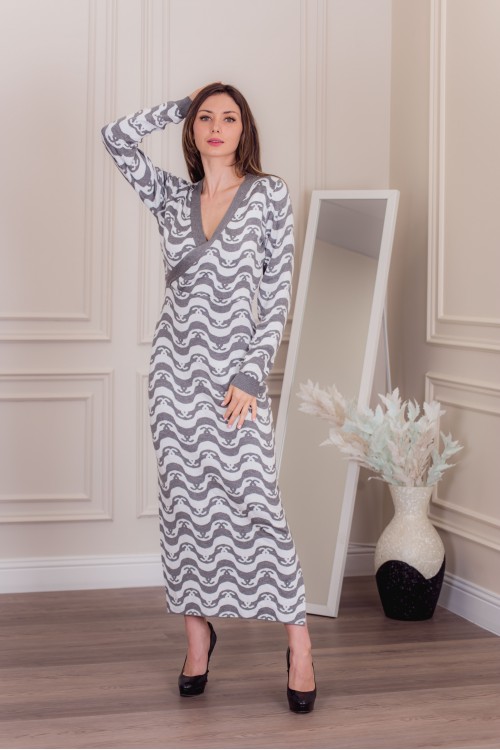 فستان شتوي نسائي طويل أنيق لون رمادي وأبيض بأكمام طويلة وفتحة صدر بشكل سبعة