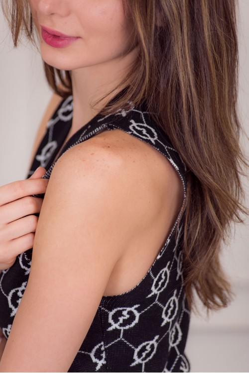 فستان شتوي نسائي أنيق بدون أكمام لون أسود وأبيض وأزرار ذهبية من الخصر