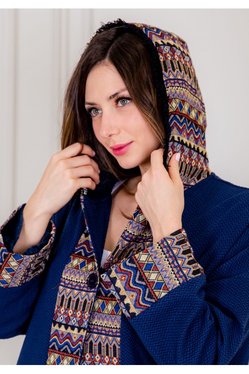 عباية شتوي نسائي تركي أنيقة لون أزرق بفرو من الداخل مفتوحة من الأمام بتصميم زخرفة ومتصلة بغطاء الرأس