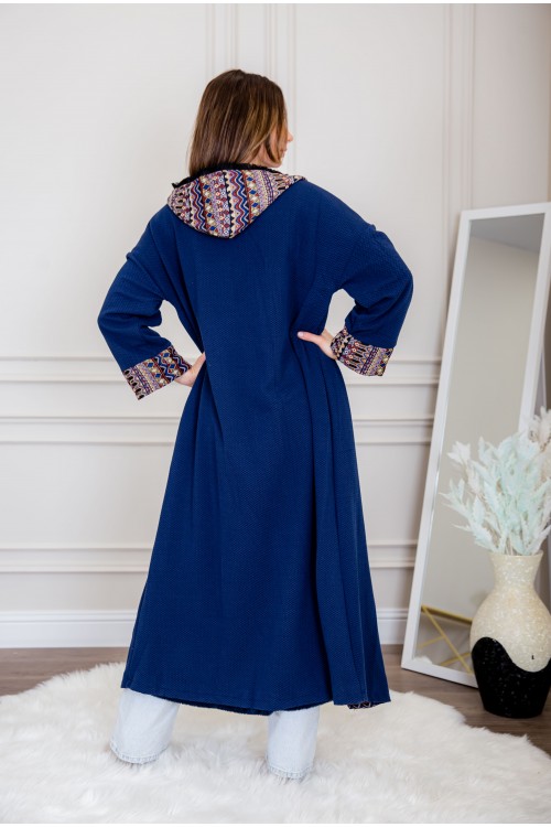 عباية شتوي نسائي تركي أنيقة لون أزرق بفرو من الداخل مفتوحة من الأمام بتصميم زخرفة ومتصلة بغطاء الرأس