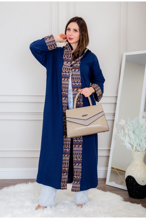 عباية شتوي نسائي تركي أنيقة لون أزرق بفرو من الداخل مفتوحة من الأمام بتصميم زخرفة ومتصلة بغطاء الرأس