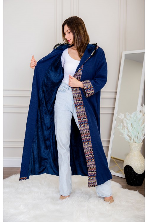 عباية شتوي نسائي تركي أنيقة لون أزرق بفرو من الداخل مفتوحة من الأمام بتصميم زخرفة ومتصلة بغطاء الرأس