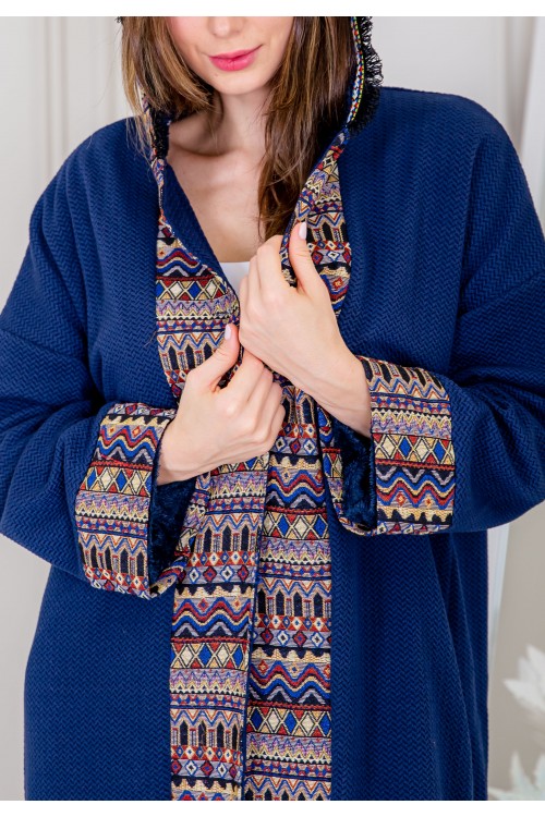 عباية شتوي نسائي تركي أنيقة لون أزرق بفرو من الداخل مفتوحة من الأمام بتصميم زخرفة ومتصلة بغطاء الرأس