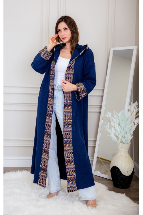 عباية شتوي نسائي تركي أنيقة لون أزرق بفرو من الداخل مفتوحة من الأمام بتصميم زخرفة ومتصلة بغطاء الرأس