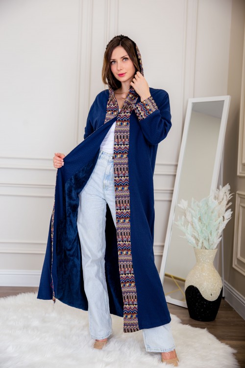 عباية شتوي نسائي تركي أنيقة لون أزرق بفرو من الداخل مفتوحة من الأمام بتصميم زخرفة ومتصلة بغطاء الرأس