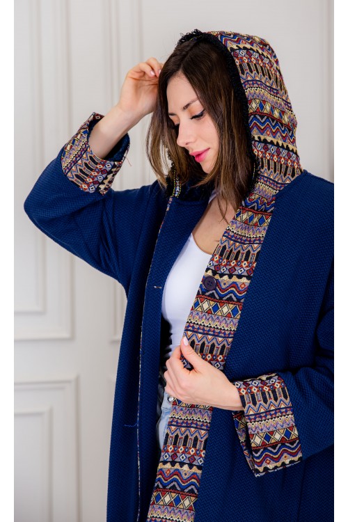 عباية شتوي نسائي تركي أنيقة لون أزرق بفرو من الداخل مفتوحة من الأمام بتصميم زخرفة ومتصلة بغطاء الرأس