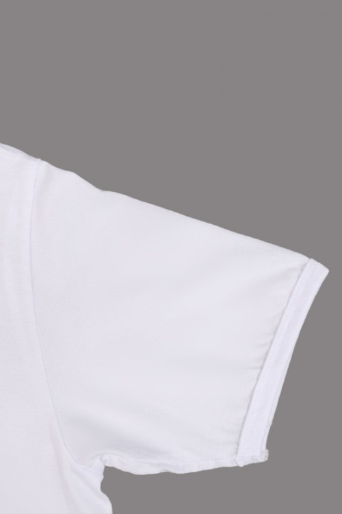 فانيلة داخلية بياقة ضيقة