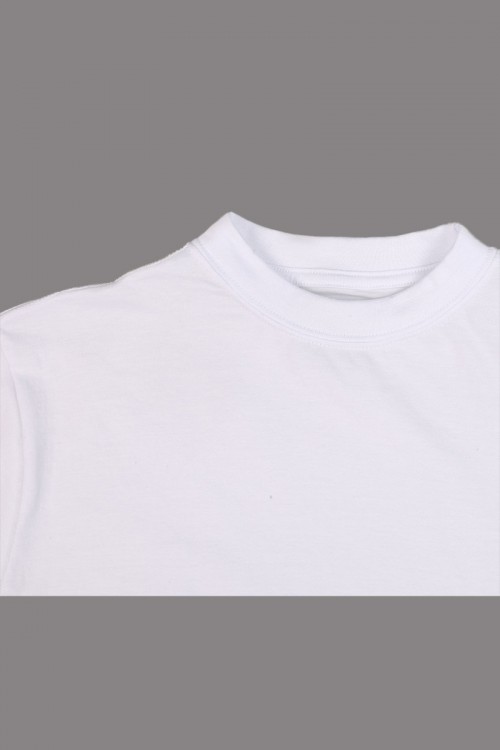 فانيلة داخلية بياقة ضيقة