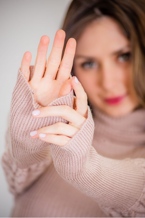 فستان شتوي نسائي طويل أنيق  بأكمام طويلة وياقة عالية