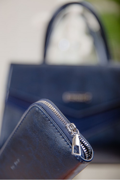 حقيبة يد نسائية مصنوعة من الجلد بتصميم أنيق مع محفظة صغيرة وجيب خلفي