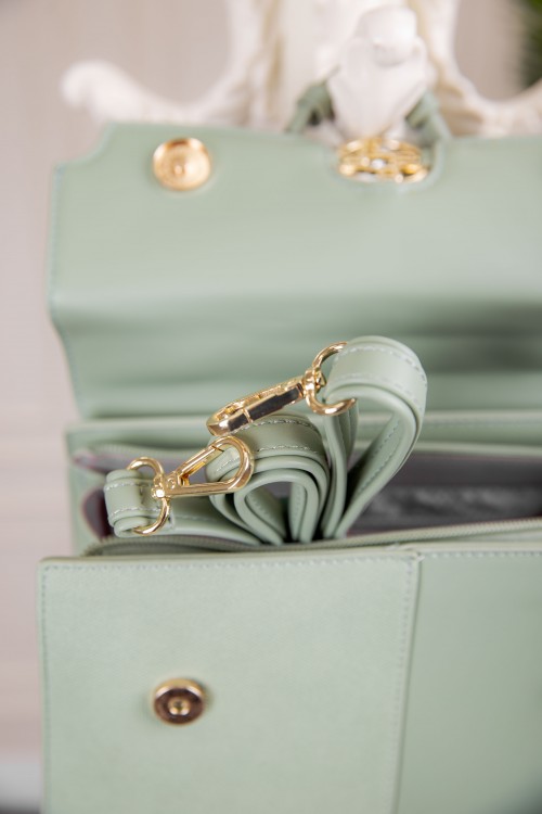 حقيبة يد نسائية لون أخضر مزينة بميدالية مع حمالة للكتف