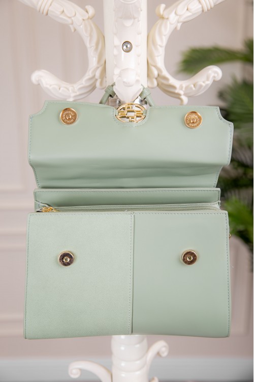 حقيبة يد نسائية لون أخضر مزينة بميدالية مع حمالة للكتف