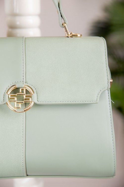 حقيبة يد نسائية لون أخضر مزينة بميدالية مع حمالة للكتف