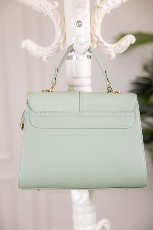 حقيبة يد نسائية لون أخضر مزينة بميدالية مع حمالة للكتف