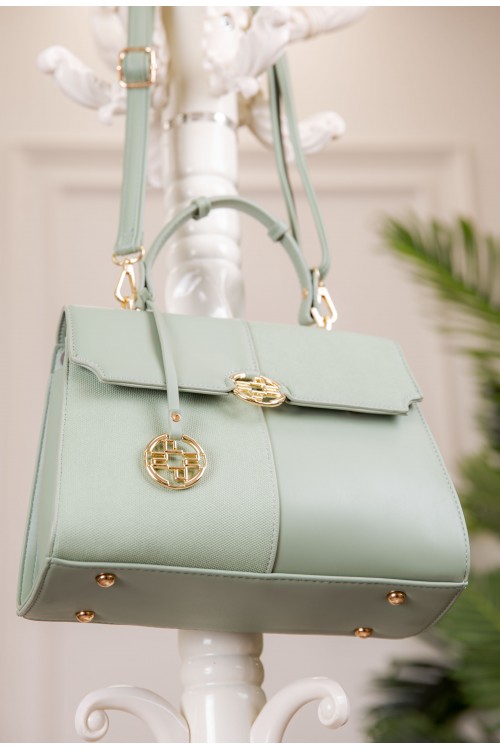 حقيبة يد نسائية لون أخضر مزينة بميدالية مع حمالة للكتف