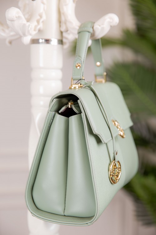 حقيبة يد نسائية لون أخضر مزينة بميدالية مع حمالة للكتف