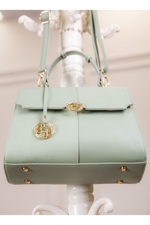 حقيبة يد نسائية لون أخضر مزينة بميدالية مع حمالة للكتف
