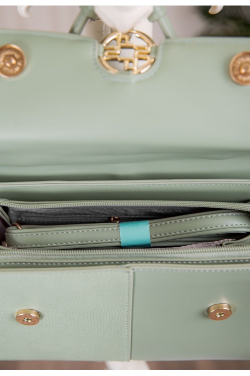 حقيبة يد نسائية لون أخضر مزينة بميدالية مع حمالة للكتف