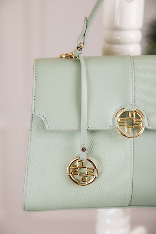 حقيبة يد نسائية لون أخضر مزينة بميدالية مع حمالة للكتف