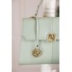 حقيبة يد نسائية لون أخضر مزينة بميدالية مع حمالة للكتف
