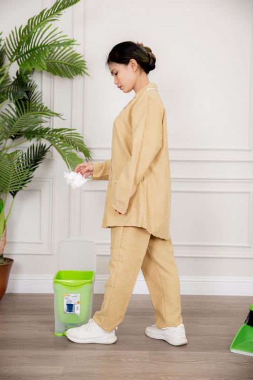 زي عاملة شتوي قطعتين أكمام طويلة بجيوب و ياقة و أزرار أمامية