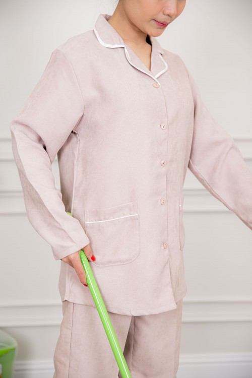 زي عاملة شتوي قطعتين أكمام طويلة بجيوب و ياقة و أزرار أمامية