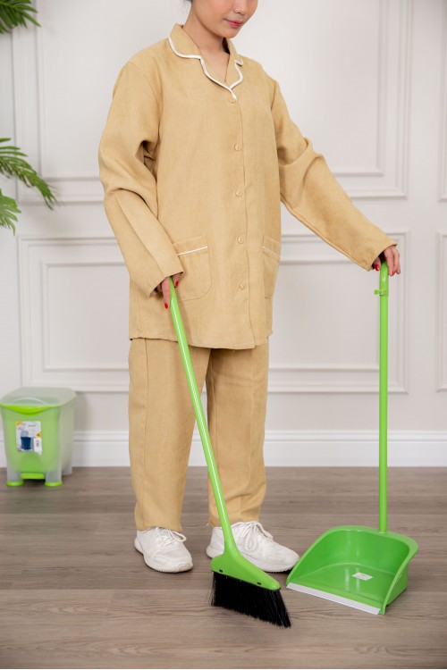 زي عاملة شتوي قطعتين أكمام طويلة بجيوب و ياقة و أزرار أمامية