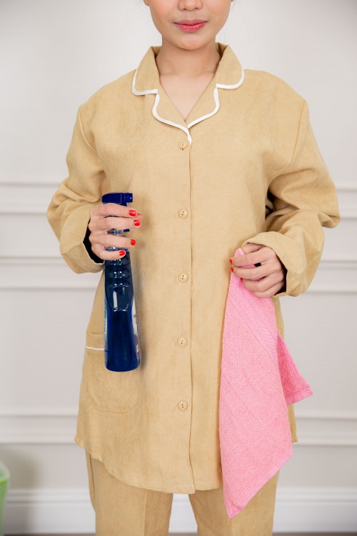 زي عاملة شتوي قطعتين أكمام طويلة بجيوب و ياقة و أزرار أمامية