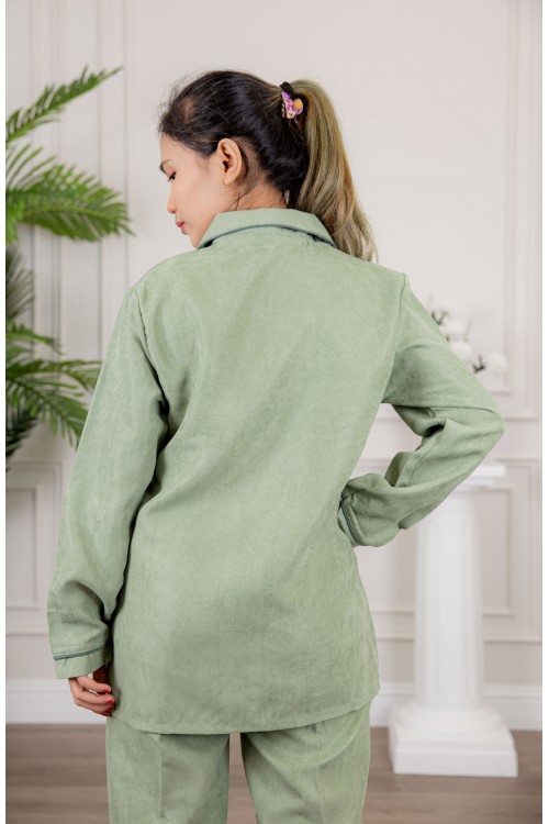 زي عاملة شتوي قطعتين أكمام طويلة بجيوب و ياقة و أزرار أمامية