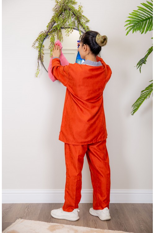 زي عاملة شتوي قطعتين أكمام طويلة وجيوب وياقة بأطراف دانتيل و ازرارأمامية