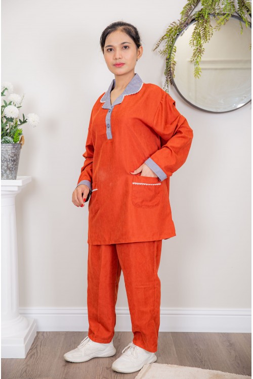 زي عاملة شتوي قطعتين أكمام طويلة وجيوب وياقة بأطراف دانتيل و ازرارأمامية