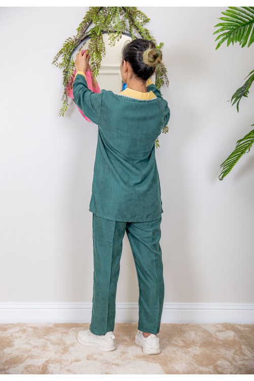 زي عاملة شتوي قطعتين أكمام طويلة وجيوب وياقة بأطراف دانتيل و ازرارأمامية