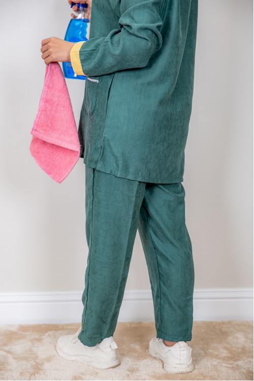 زي عاملة شتوي قطعتين أكمام طويلة وجيوب وياقة بأطراف دانتيل و ازرارأمامية