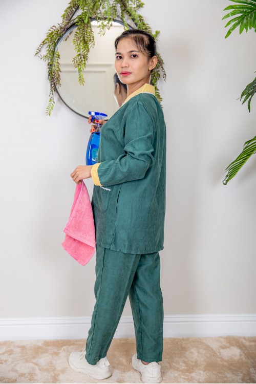 زي عاملة شتوي قطعتين أكمام طويلة وجيوب وياقة بأطراف دانتيل و ازرارأمامية