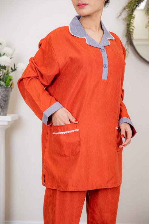 زي عاملة شتوي قطعتين أكمام طويلة وجيوب وياقة بأطراف دانتيل و ازرارأمامية