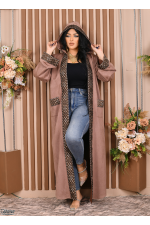 عباية نسائي شتوي لون بني مطرزة بنقوشات من الأمام والأكمام والجيوب ومتصلة بقبعة 