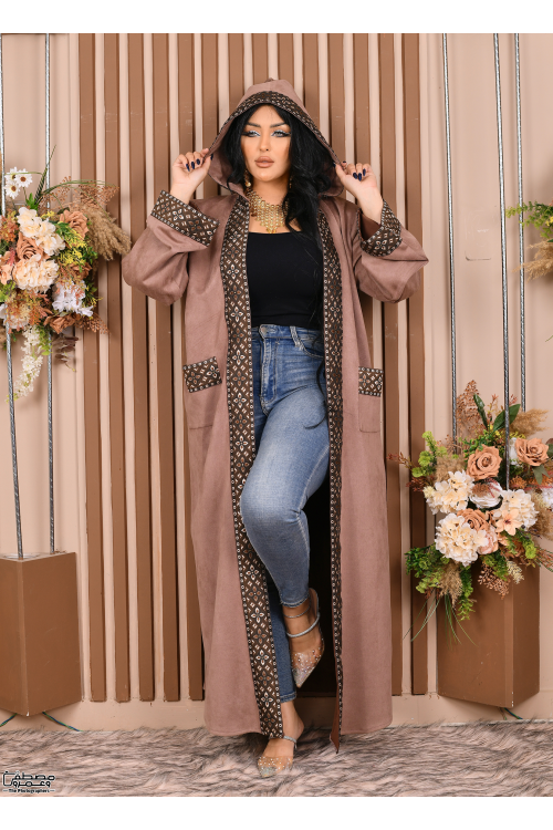 عباية نسائي شتوي لون بني مطرزة بنقوشات من الأمام والأكمام والجيوب ومتصلة بقبعة