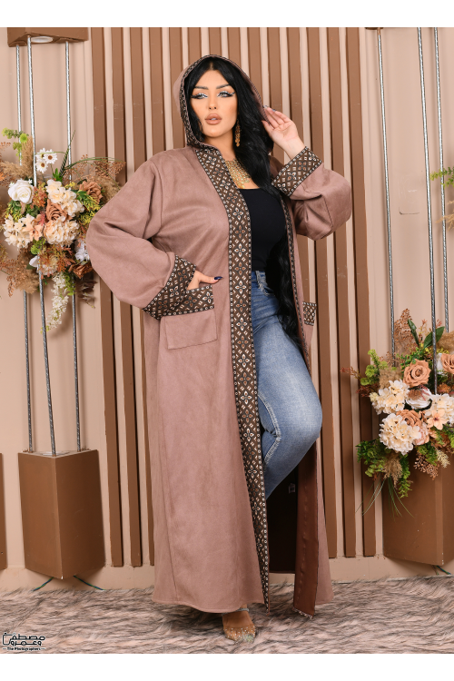 عباية نسائي شتوي لون بني مطرزة بنقوشات من الأمام والأكمام والجيوب ومتصلة بقبعة