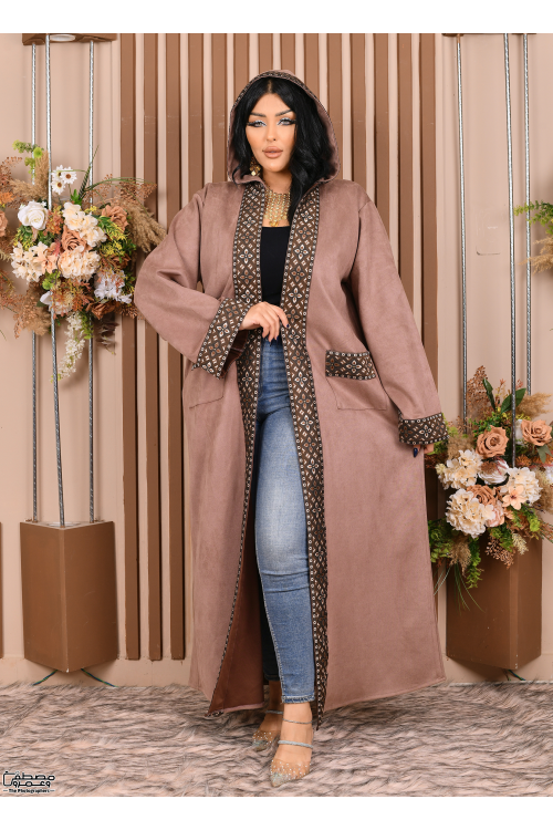 عباية نسائي شتوي لون بني مطرزة بنقوشات من الأمام والأكمام والجيوب ومتصلة بقبعة