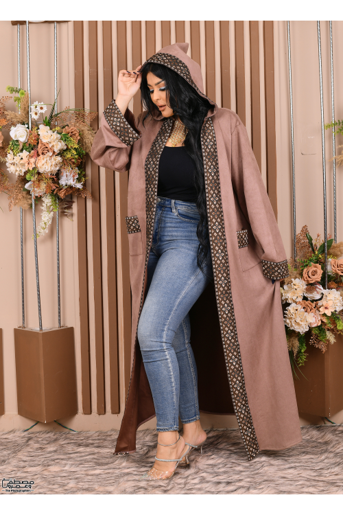 عباية نسائي شتوي لون بني مطرزة بنقوشات من الأمام والأكمام والجيوب ومتصلة بقبعة