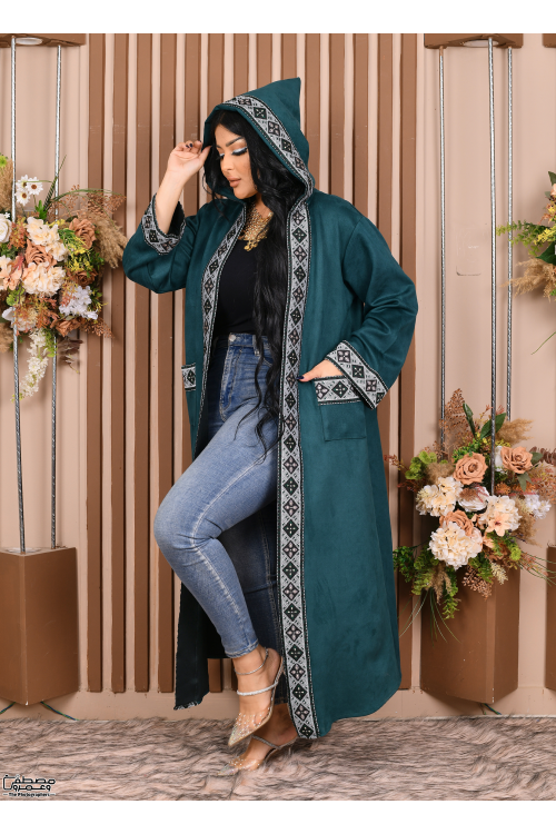 عباية نسائي شتوي لون بني مطرزة بنقوشات من الأمام والأكمام والجيوب ومتصلة بقبعة