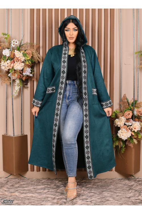 عباية نسائي شتوي لون بني مطرزة بنقوشات من الأمام والأكمام والجيوب ومتصلة بقبعة