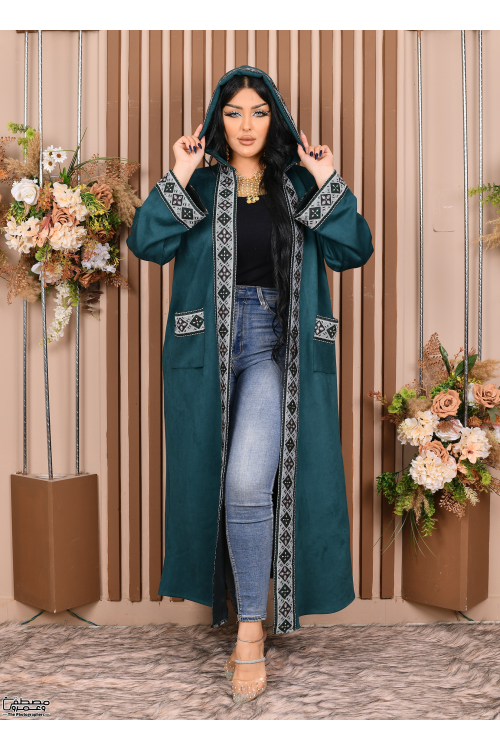 عباية نسائي شتوي لون بني مطرزة بنقوشات من الأمام والأكمام والجيوب ومتصلة بقبعة