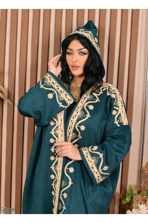 عباية نسائي شتوي لون أسود مطرزة بنقوشات من الأمام والأكمام والجيوب ومتصلة بقبعة