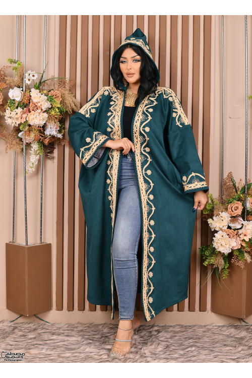 عباية نسائي شتوي لون أسود مطرزة بنقوشات من الأمام والأكمام والجيوب ومتصلة بقبعة