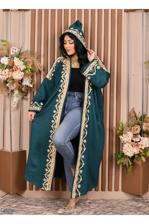 عباية نسائي شتوي لون أسود مطرزة بنقوشات من الأمام والأكمام والجيوب ومتصلة بقبعة