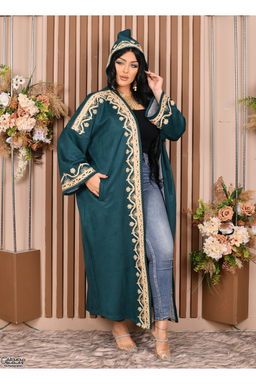 عباية نسائي شتوي لون أسود مطرزة بنقوشات من الأمام والأكمام والجيوب ومتصلة بقبعة