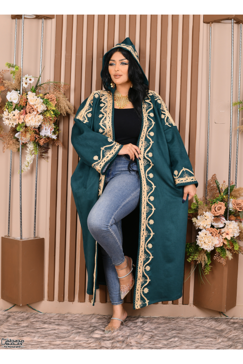 عباية نسائي شتوي لون أسود مطرزة بنقوشات من الأمام والأكمام والجيوب ومتصلة بقبعة