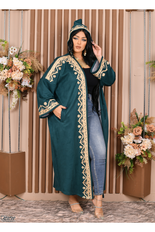 عباية نسائي شتوي لون أسود مطرزة بنقوشات من الأمام والأكمام والجيوب ومتصلة بقبعة