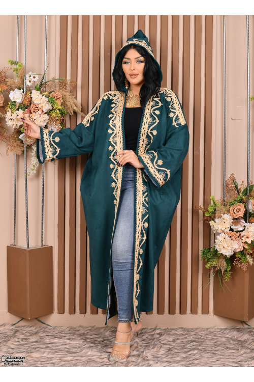 عباية نسائي شتوي لون أسود مطرزة بنقوشات من الأمام والأكمام والجيوب ومتصلة بقبعة